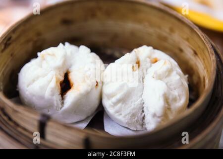 Köstlicher gedämpfter Saibling Siew Bao serviert in einem Bambuskorb Stockfoto