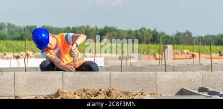 Der Bauarbeiter baut das Fundament des Gebäudes Stockfoto