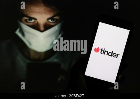 In dieser Abbildung ein Tinder Dating App Logo auf einem Smartphone angezeigt. Stockfoto