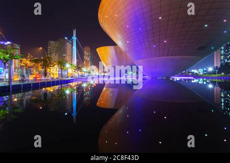 Incheon, Südkorea - 17. Mai 2015: Tri-Schüssel Gebäude am Central Park Songdo im Bezirk, Incheon, Südkorea. Stockfoto