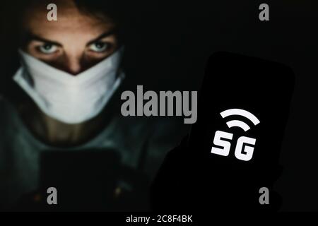 In dieser Abbildung ist ein 5G-Logo auf einem Smartphone zu sehen. Stockfoto