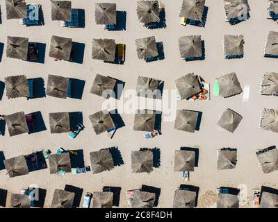 Luftstrand, Menschen Und Sonnenschirme Am Strand Fotografie Stockfoto