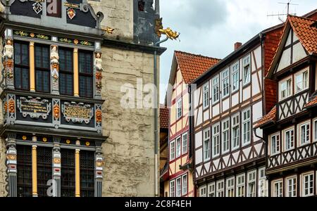 Fachwerkhäuser und ein Teil der Fassade des Rathauses von Hann. Münden, Deutschland Stockfoto