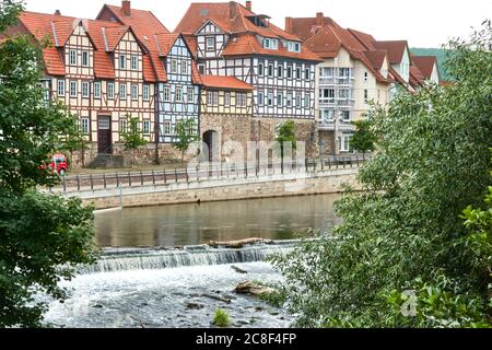 Straße mit Fachwerkhäusern in Hann. Münden, Deutschland, hinter dem Wehr der Werra vor Zusammenfluss mit der Fulda Stockfoto