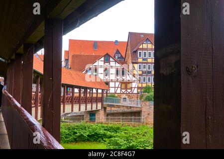 Fachwerkhäuser am Ufer der Werra, Blick durch eine überdachte Brücke auf die Altstadt von Hann. Münden, Deutschland Stockfoto