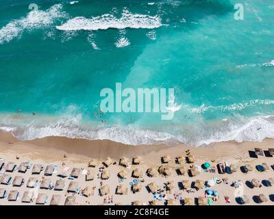 Luftstrand, Menschen Und Sonnenschirme Am Strand Fotografie, Landschaft Des Blauen Ozeans, Meereswellen Stockfoto