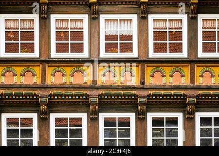 Kunstvoll renoviertes Fachwerkhaus, Fassade mit Schnitzereien und Gemälden, Deutschland Stockfoto