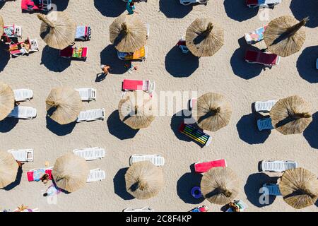 Luftstrand, Menschen Und Sonnenschirme Am Strand Fotografie Stockfoto
