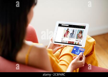 Frau online-shopping Stockfoto