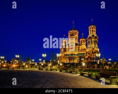 Kubinka, Region Moskau, Russland. 23. Juli 2020 Nachtansicht der wichtigsten orthodoxen Kirche der russischen Streitkräfte im Patriot Militärpark Stockfoto