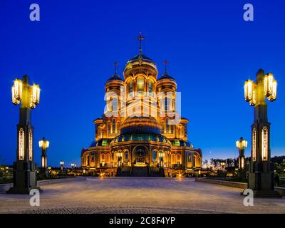 Kubinka, Region Moskau, Russland. 23. Juli 2020 Nachtansicht der wichtigsten orthodoxen Kirche der russischen Streitkräfte im Patriot Militärpark Stockfoto