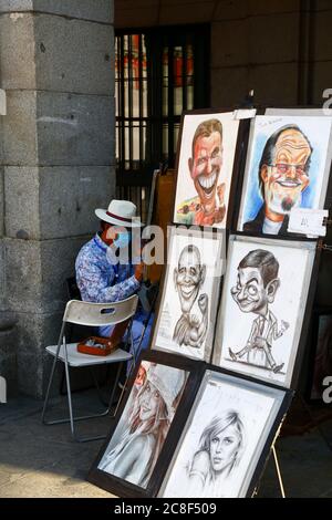 23. Juli 2020, Plaza Mayor, Madrid, Spanien: Ein Straßenkünstler trägt eine Gesichtsmaske, während er auf der zentralen Plaza Mayor / Great Square arbeitet. Viele europäische Länder kehren nach der Aussperrung langsam zum normalen Leben zurück, um die Ausbreitung des Covid-19-Coronavirus zu verhindern, mit sozialer Distanzierung, Maskenverschleißungen und anderen Einschränkungen. In Spanien ist das Tragen von Masken im öffentlichen Verkehr, in Geschäften und geschlossenen öffentlichen Räumen obligatorisch. Trotz dieser Kontrollen wurden in einigen Teilen Spaniens lokale Sperren verhängt, um neue Ausbrüche des Virus zu kontrollieren. Stockfoto