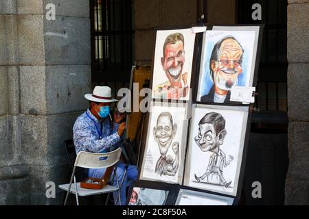 23. Juli 2020, Plaza Mayor, Madrid, Spanien: Ein Straßenkünstler trägt eine Gesichtsmaske, während er auf der zentralen Plaza Mayor / Great Square arbeitet. Viele europäische Länder kehren nach der Aussperrung langsam zum normalen Leben zurück, um die Ausbreitung des Covid-19-Coronavirus zu verhindern, mit sozialer Distanzierung, Maskenverschleißungen und anderen Einschränkungen. In Spanien ist das Tragen von Masken im öffentlichen Verkehr, in Geschäften und geschlossenen öffentlichen Räumen obligatorisch. Trotz dieser Kontrollen wurden in einigen Teilen Spaniens lokale Sperren verhängt, um neue Ausbrüche des Virus zu kontrollieren. Stockfoto