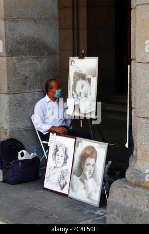 23. Juli 2020, Plaza Mayor, Madrid, Spanien: Ein Straßenkünstler trägt eine Gesichtsmaske, während er auf der zentralen Plaza Mayor / Great Square arbeitet. Viele europäische Länder kehren nach der Aussperrung langsam zum normalen Leben zurück, um die Ausbreitung des Covid-19-Coronavirus zu verhindern, mit sozialer Distanzierung, Maskenverschleißungen und anderen Einschränkungen. In Spanien ist das Tragen von Masken im öffentlichen Verkehr, in Geschäften und geschlossenen öffentlichen Räumen obligatorisch. Trotz dieser Kontrollen wurden in einigen Teilen Spaniens lokale Sperren verhängt, um neue Ausbrüche des Virus zu kontrollieren. Stockfoto