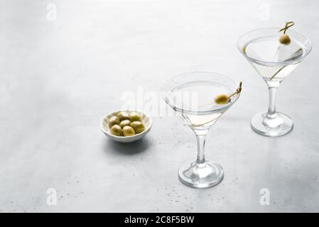 Classic Dry Martini mit Oliven auf hellem Hintergrund, Kopierfläche. Martini Wermouth Cocktail.