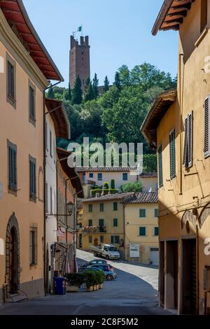 Ein Blick auf das historische Zentrum von San Miniato, Pisa, Italien, dominiert vom Turm der Rocca di Federico I Stockfoto