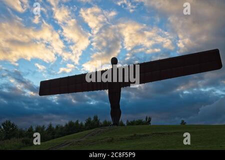 Die ikonische Eisenstatue des Engels des Nordens, entworfen von Anthony Gormley, steht stolz in Silhouette vor einem dramtischen wolkenbewölkten Himmel an Sonnen Stockfoto