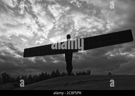 Die ikonische Eisenstatue des Engels des Nordens, entworfen von Anthony Gormley, steht stolz in Silhouette vor einem dramtischen wolkenbewölkten Himmel an Sonnen Stockfoto