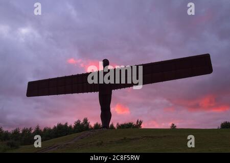 Die ikonische Eisenstatue des Engels des Nordens, entworfen von Anthony Gormley, steht stolz in Silhouette vor einem dramtischen wolkenbewölkten Himmel an Sonnen Stockfoto