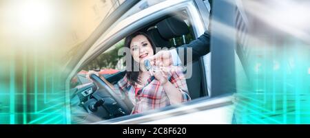 Autoverkäufer, der hübsche junge Frau Autoschlüssel gibt; Mehrfachbelichtung Stockfoto