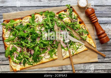 Flammkuchen - traditionelle deutsche Pizza oder französische Flammkuchen in vegetarischer Rezeptur Stockfoto