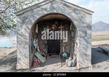 Ein Schrein am Straßenrand in der Nähe des Artsvanik Stausees auf dem Weg von Goris zur iranischen Grenze in Südarmenien. Stockfoto