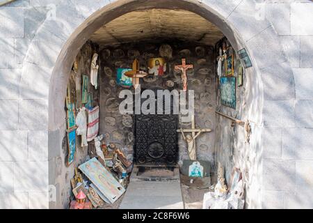 Ein Schrein am Straßenrand in der Nähe des Artsvanik Stausees auf dem Weg von Goris zur iranischen Grenze in Südarmenien. Stockfoto