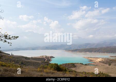 Laufende Wartung und Erweiterung des Artsvanik/Shhumyan-Stausees auf der Strecke von Goris zur iranischen Grenze in Südarmenien. Stockfoto