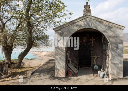 Ein Schrein am Straßenrand in der Nähe des Artsvanik Stausees auf dem Weg von Goris zur iranischen Grenze in Südarmenien. Stockfoto