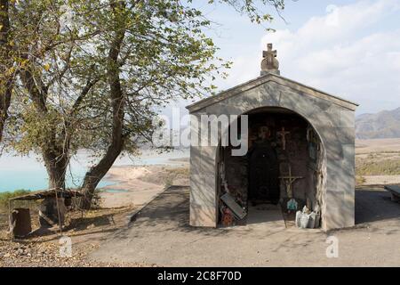 Ein Schrein am Straßenrand in der Nähe des Artsvanik Stausees auf dem Weg von Goris zur iranischen Grenze in Südarmenien. Stockfoto