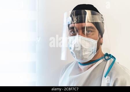 Arzt trägt ppe Gesicht OP-Maske und Visier Kampf gegen Corona-Virus Ausbruch Stockfoto