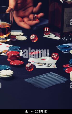 casino mit Hand Wurf Würfel auf Karten mit Whiskey Stockfoto