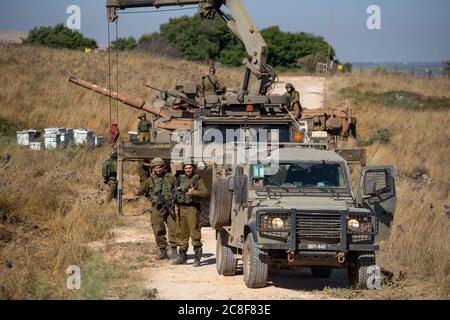 (200724) -- GOLAN HEIGHTS, 24. Juli 2020 (Xinhua) -- israelische Armeekräfte sind am 23. Juli 2020 auf den israelisch besetzten Golan-Höhen stationiert. Israel verstärkte seine Truppen entlang seiner nördlichen Grenze zum Libanon am Donnerstag, Tage nachdem ein Kämpfer mit der libanesischen Hisbollah-Gruppe bei einem angeblich israelischen Luftangriff getötet wurde. Ein israelischer Militärsprecher sagte in einer Erklärung, dass "das Nordkommando mit ausgewählten Infanterieeinheiten verstärkt werden wird". (Gil Eliyahu/JINI über Xinhua) Stockfoto