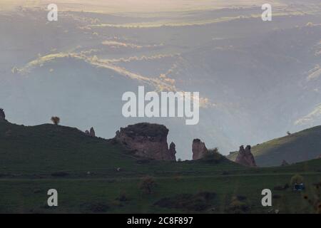 Dramatische Landschaften im späten Licht in der Region des Höhlenkomplexes Khndzoresk, in der Nähe von Gori im Süden Armeniens. Stockfoto