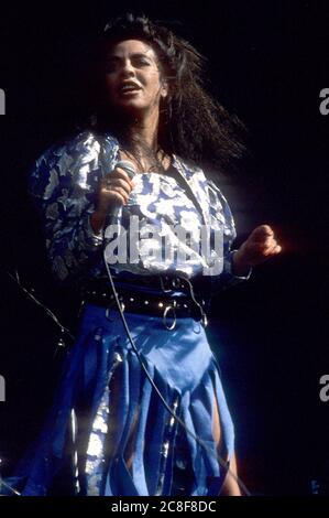 Anita Chellamah von Cherry Bombz spielt live beim Reading Rock Festival 1986 auf der Richfield Avenue. Reading, 24. August 1986 – weltweite Nutzung Stockfoto