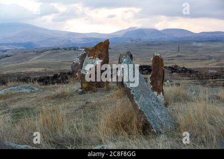 Carahunge, auf einer dramatischen Ebene gelegen, ist eine prähistorische archäologische Stätte in der Nähe der Stadt Sisian in der Provinz Syunik in Armenien. Stockfoto