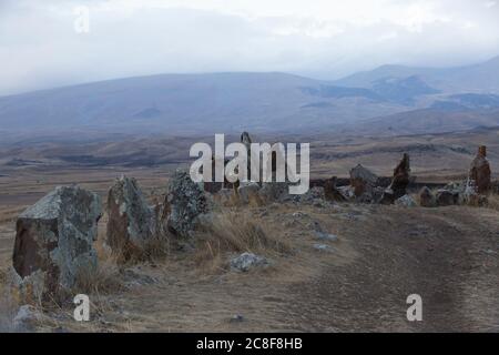 Carahunge, auf einer dramatischen Ebene gelegen, ist eine prähistorische archäologische Stätte in der Nähe der Stadt Sisian in der Provinz Syunik in Armenien. Stockfoto