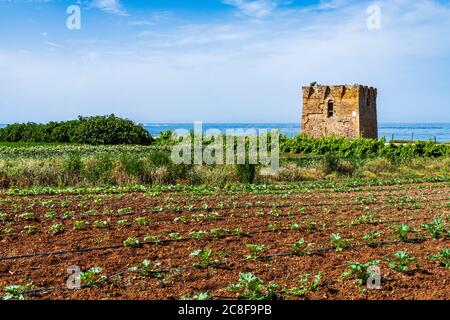 Kloster und Boote umrahmen die Bucht von San Vito. Stockfoto