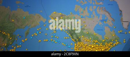 Flugverkehr über Sibirien, Alaska, Kanada, Grönland (23. juli 2020, UTC 22.52) im Internet mit Flightradar 24-Standort, während der Coronavirus-Pandemie Stockfoto