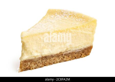 Ein Stück Käsekuchen im New Yorker Stil, isoliert auf Weiß. Stockfoto