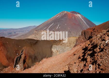 Rote und braune Hänge des Mt. Ngāuruhoe, ein aktiver Vulkan auf dem Tongariro Crossing, Neuseeland. Es verdoppelt sich als Mt. Der Untergang in den Filmen des Herrn der Ringe Stockfoto