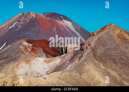 Red Crater und Mt. Ngāuruhoe (hinten), ein aktiver Vulkan auf dem Tongariro Crossing, Neuseeland, der sich als Mt. Der Untergang im Herrn der Ringe Stockfoto
