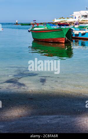 Kloster und Boote umrahmen die Bucht von San Vito. Stockfoto