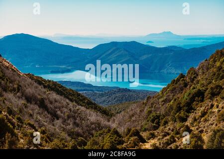 Blick Richtung Norden vom Tongariro Alpine Crossing Track, Neuseeland in Richtung Lake Rotoaira Stockfoto