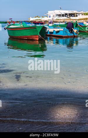 Kloster und Boote umrahmen die Bucht von San Vito. Stockfoto