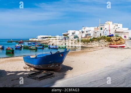 Kloster und Boote umrahmen die Bucht von San Vito. Stockfoto