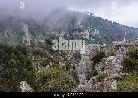 Überqueren Sie einen Felsen im Dorf Blouza, oberhalb des Kadisha-Tals, das auch als Heiliges Tal im Norden des Libanons bezeichnet wird Stockfoto