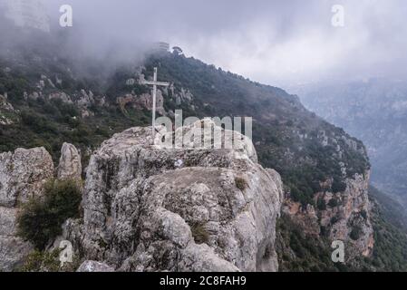 Überqueren Sie einen Felsen im Dorf Blouza, oberhalb des Kadisha-Tals, das auch als Heiliges Tal im Norden des Libanons bezeichnet wird Stockfoto