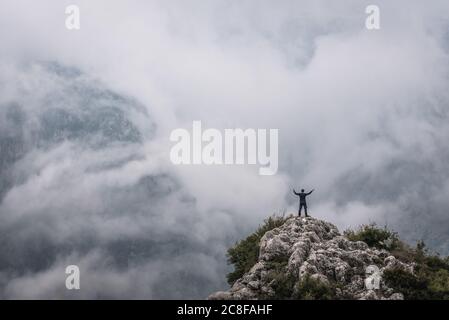 Tourist auf einem Felsen in Blouza Dorf oberhalb Kadisha Tal auch als Heilige Tal im Norden Governorate des Libanon Stockfoto