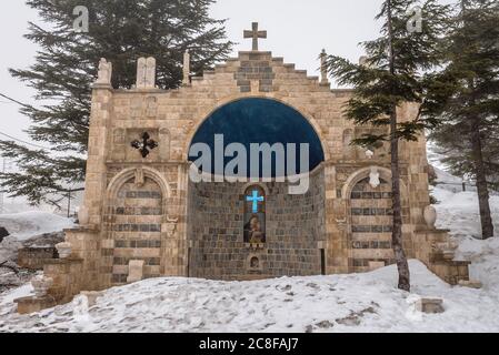 Die Kapelle der Frau der Zedern neben dem Wald der Zedern Gottes in Bsharri im Libanon Stockfoto